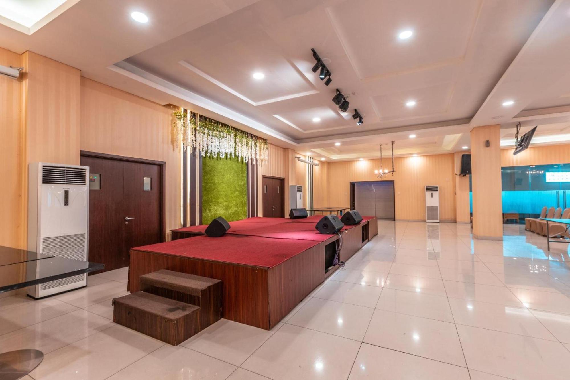 Collection O Hotel Igloo Бекаси Экстерьер фото